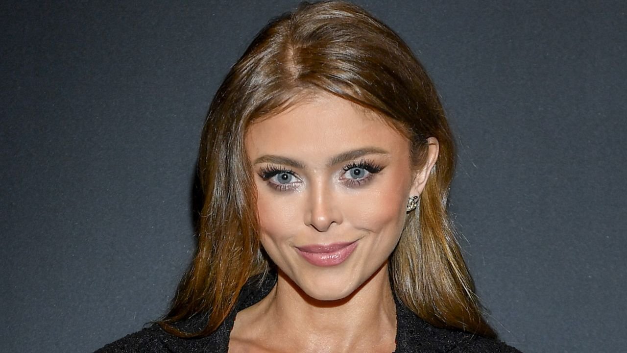 Joanna Opozda wypięła rozgogolony dekolt na warszawskim evencie. Internauci podzieleni: "Zapomniała o staniku?" [zdjęcia]