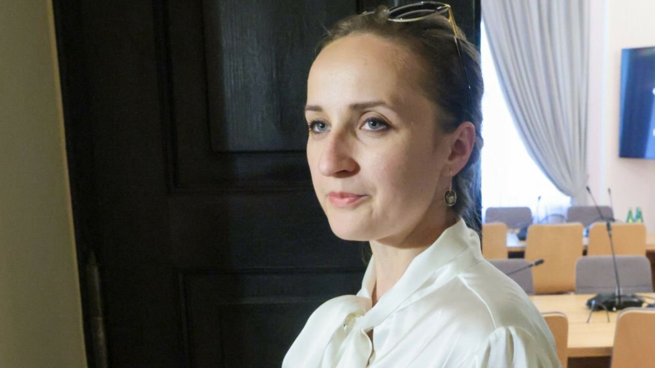 Bosa Karina od Krzysztofa to miłośniczka koszul. Satynowych, białych, kolorowych. Tak pojawia się na Wiejskiej