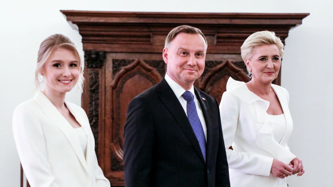 zbliżenie na twarze Andrzeja Dudy. Kingi Dudy, Agaty Dudy