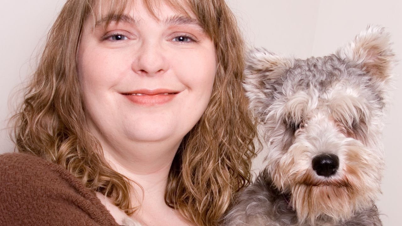 Kobieta z jasnymi włosami i sznaucer