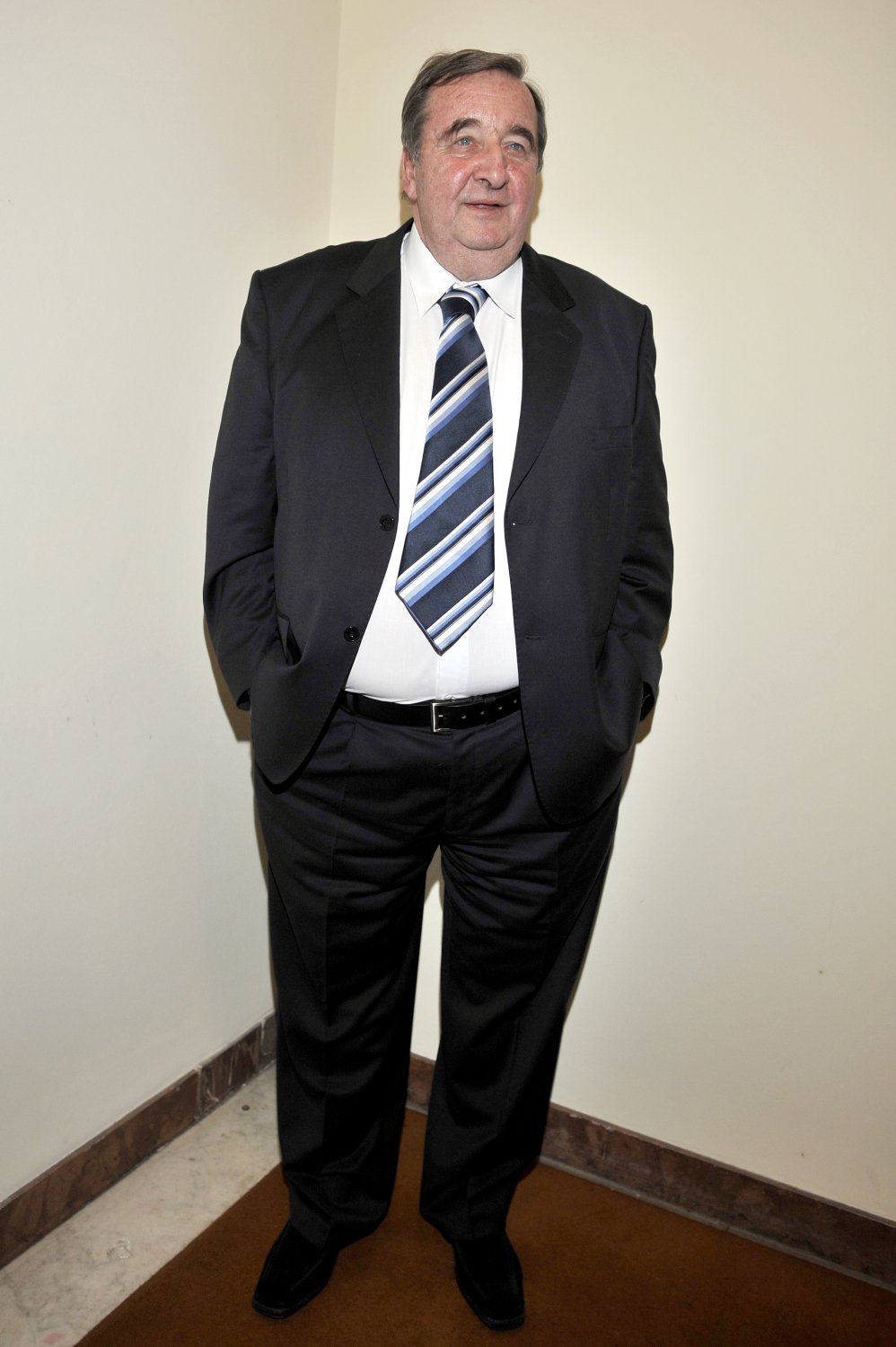 Krzysztof Kowalewski w garniturze, białej koszuli i krawacie