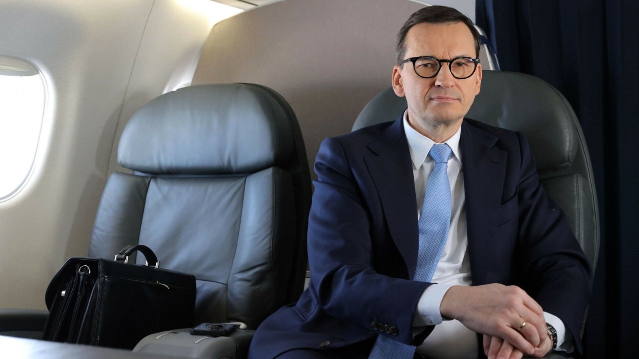 Mateusz Morawiecki w przestworzach. Udał się w podróż samolotem, a sieć zalały memy