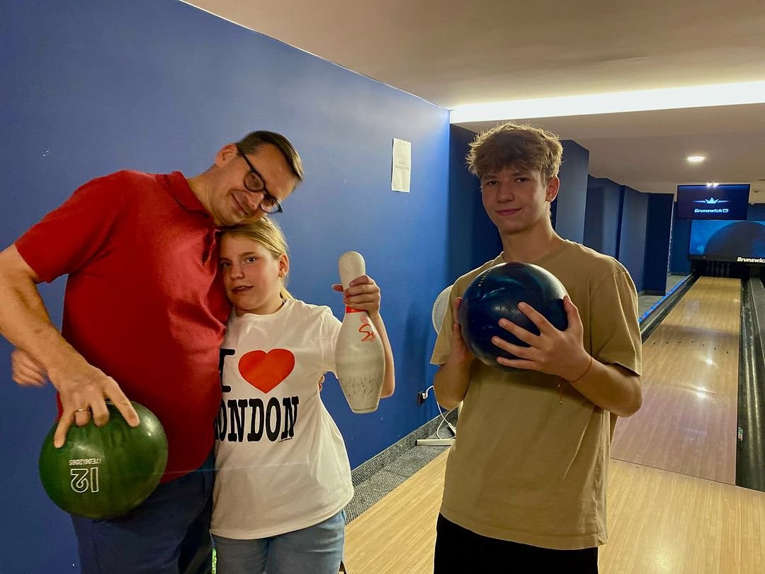 Mateusz Morawiecki w czerwonej koszulki obok córki i syna