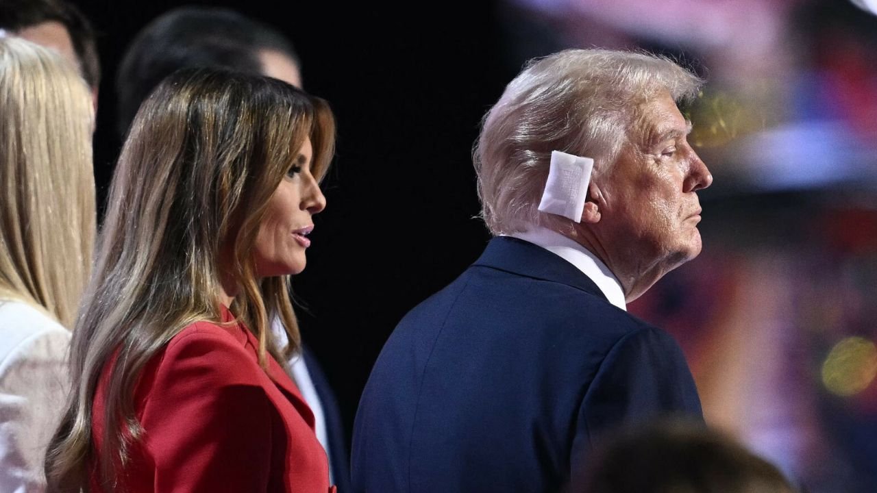 Melania od Donalda zrobiła furorę w czerwonej garsonce. 54-latka to prawdziwa diwa