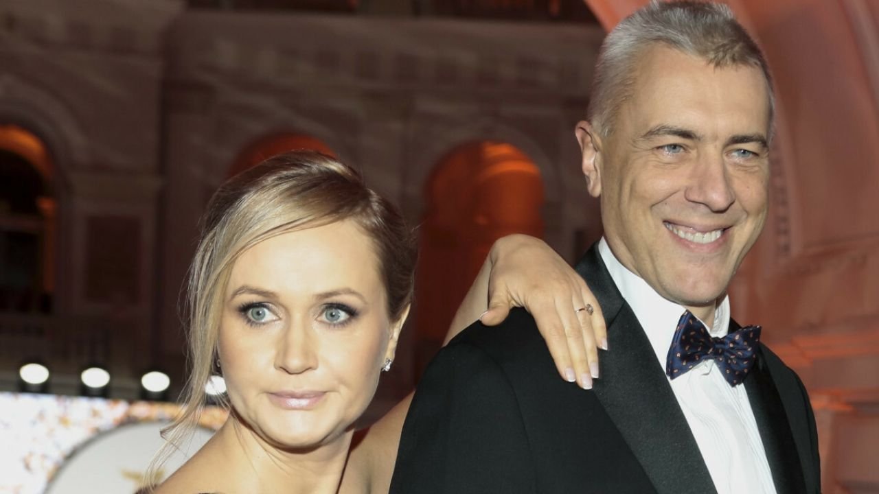 Roman Giertych ma piękną żonę. Blondwłosa Barbara zachwyca urodą