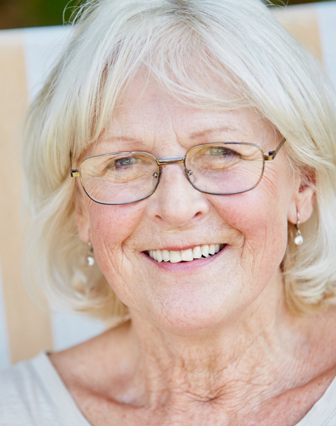 Starsza pani w siwych włosach i okularach korekcyjnych