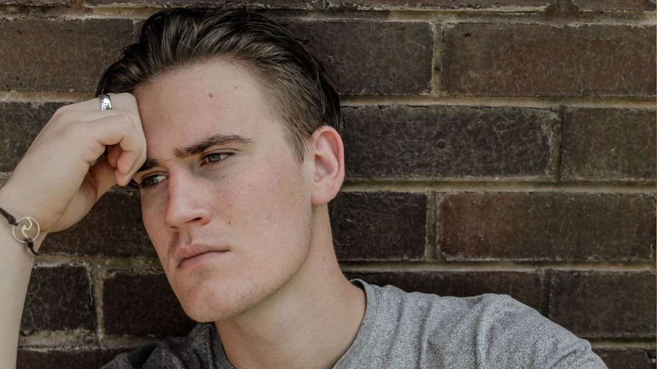 zasmucony mężczyzna