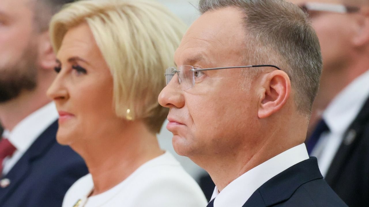 Agatka wystroiła się do kościoła jak na pokaz mody. Odsłoniła nogi w białej spódnicy