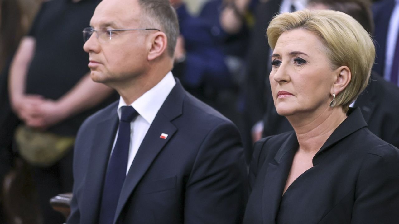 Agatka wskoczyła we wzorzystą kieckę. Ani krój, ani kolor, ani wzór, nic tu nie pasuje
