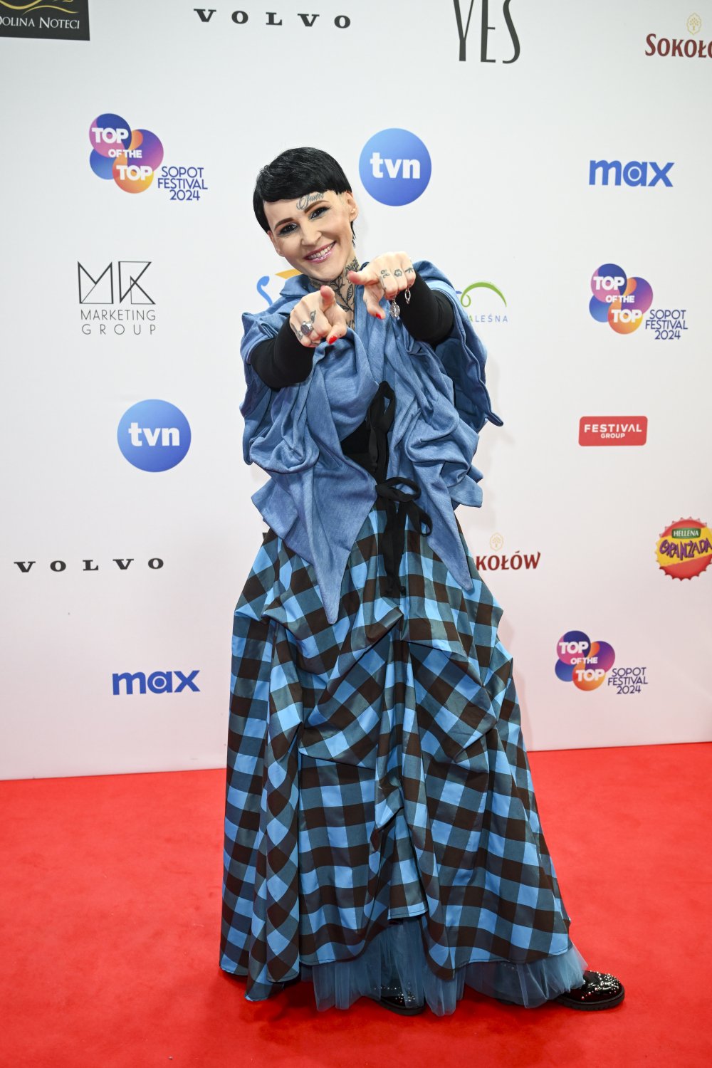 Agnieszka Chylińska w niebieskim stroju na czerwonym dywanie
