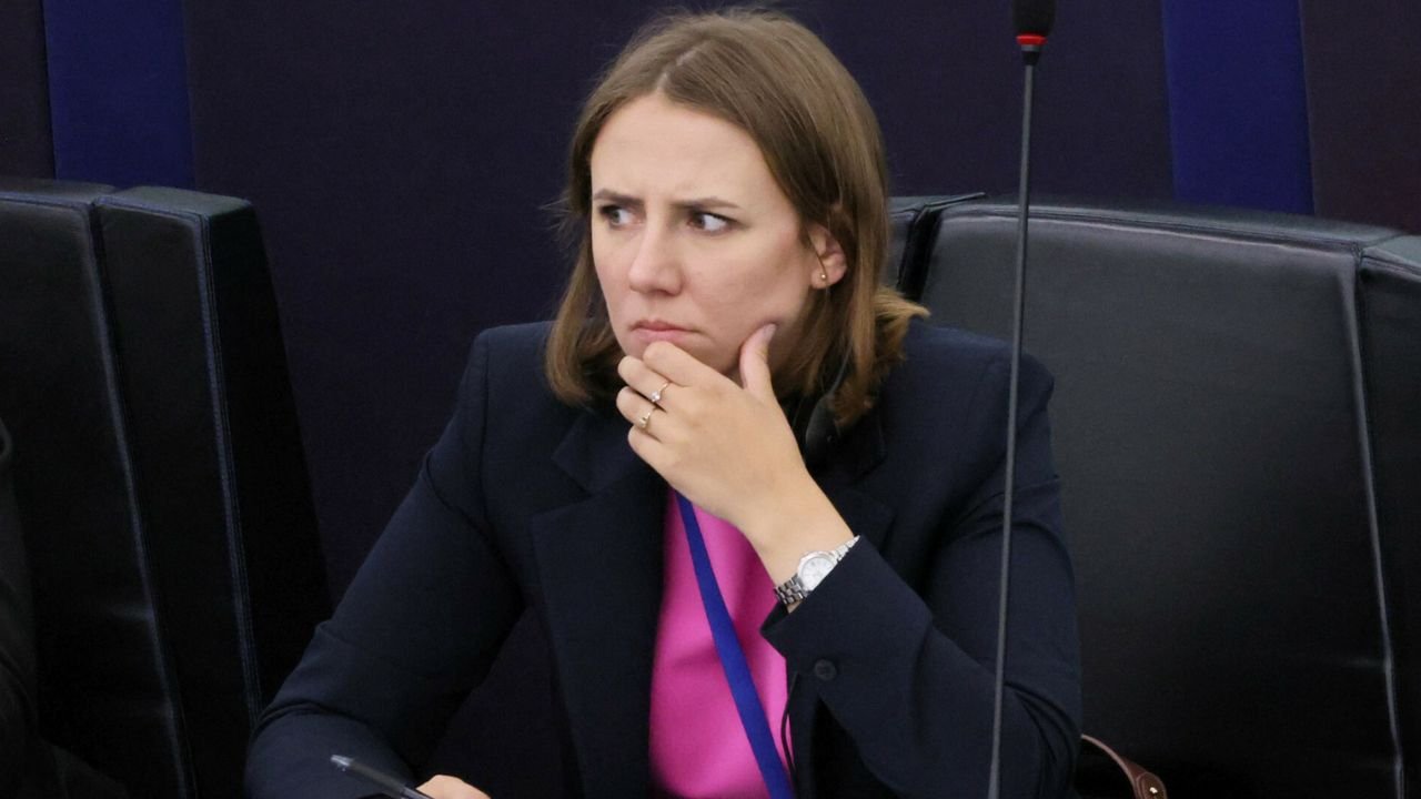 Śliczna Ania stroiła miny w Strasburgu w różowej bluzeczce. Chyba nie była zadowolona