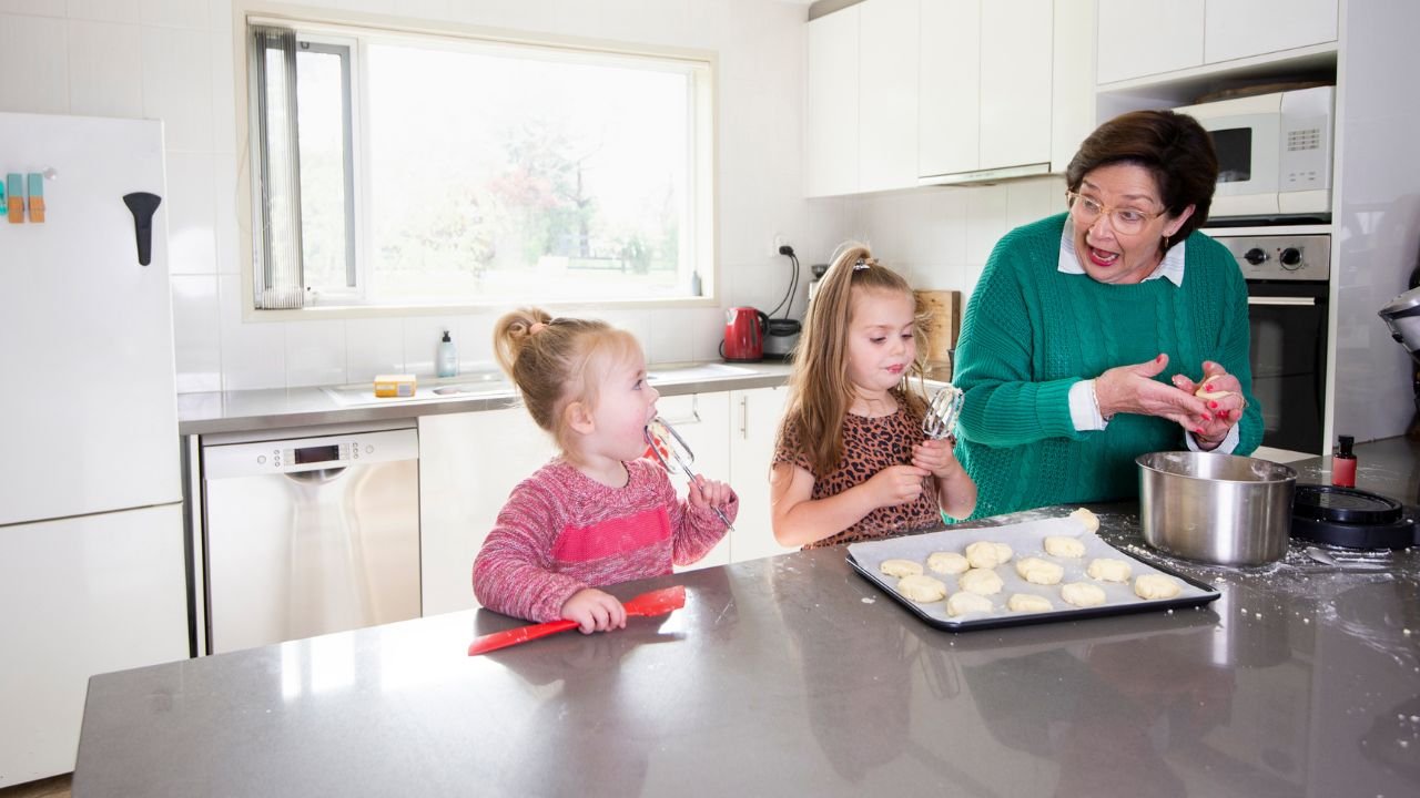 babcia piecze razem z wnukami