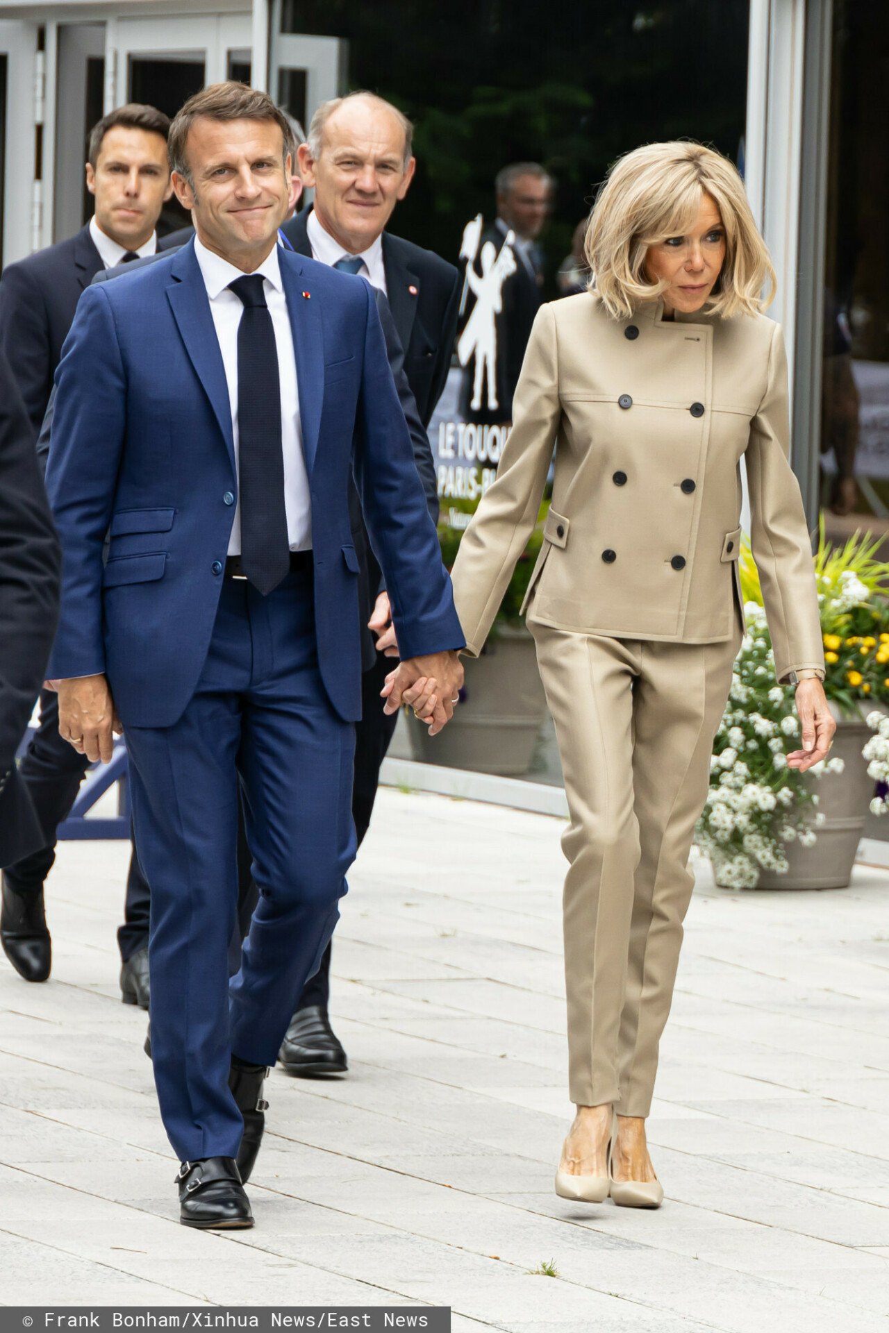 Emmanuel Macron i Brigitte Macron idą za rękę