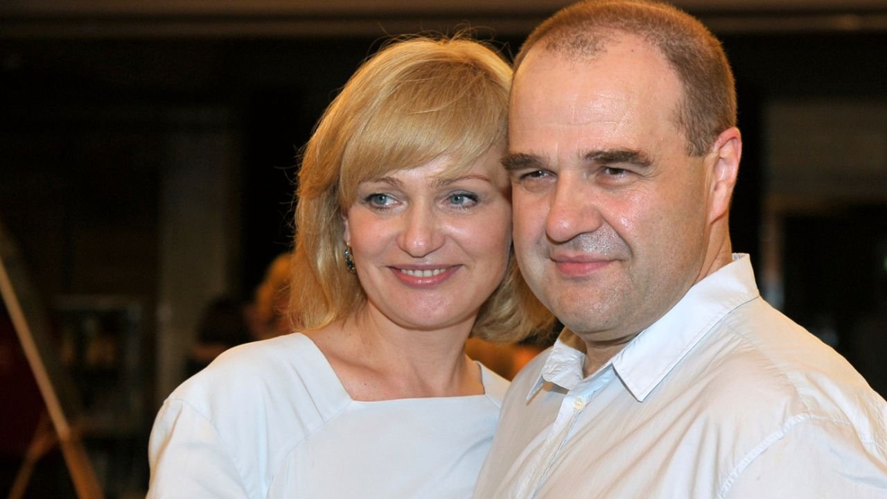 Katarzyna Żak opala się na łódce. 61-latka zachwyca urodą i figurą