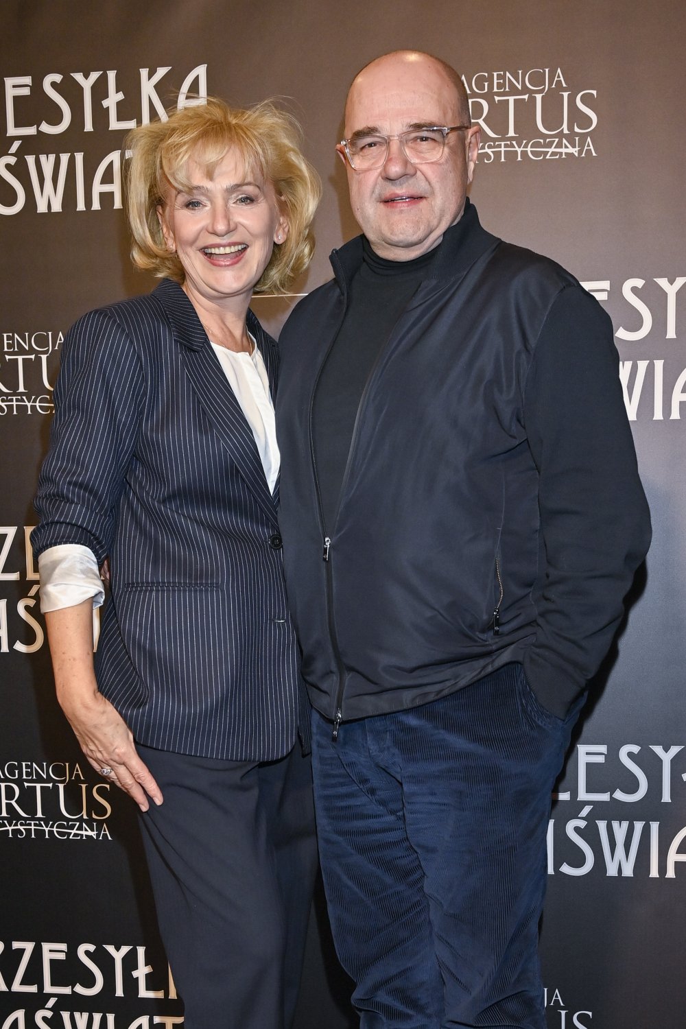Katarzyna Żak ubrana na czarno obok Cezarego Żaka w marynarce