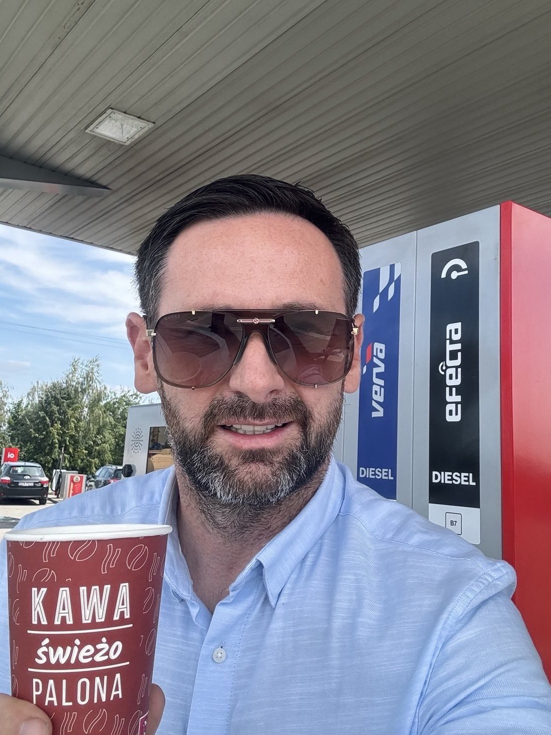 Daniel Obajtek w okularach przeciwsłonecznych Gucci