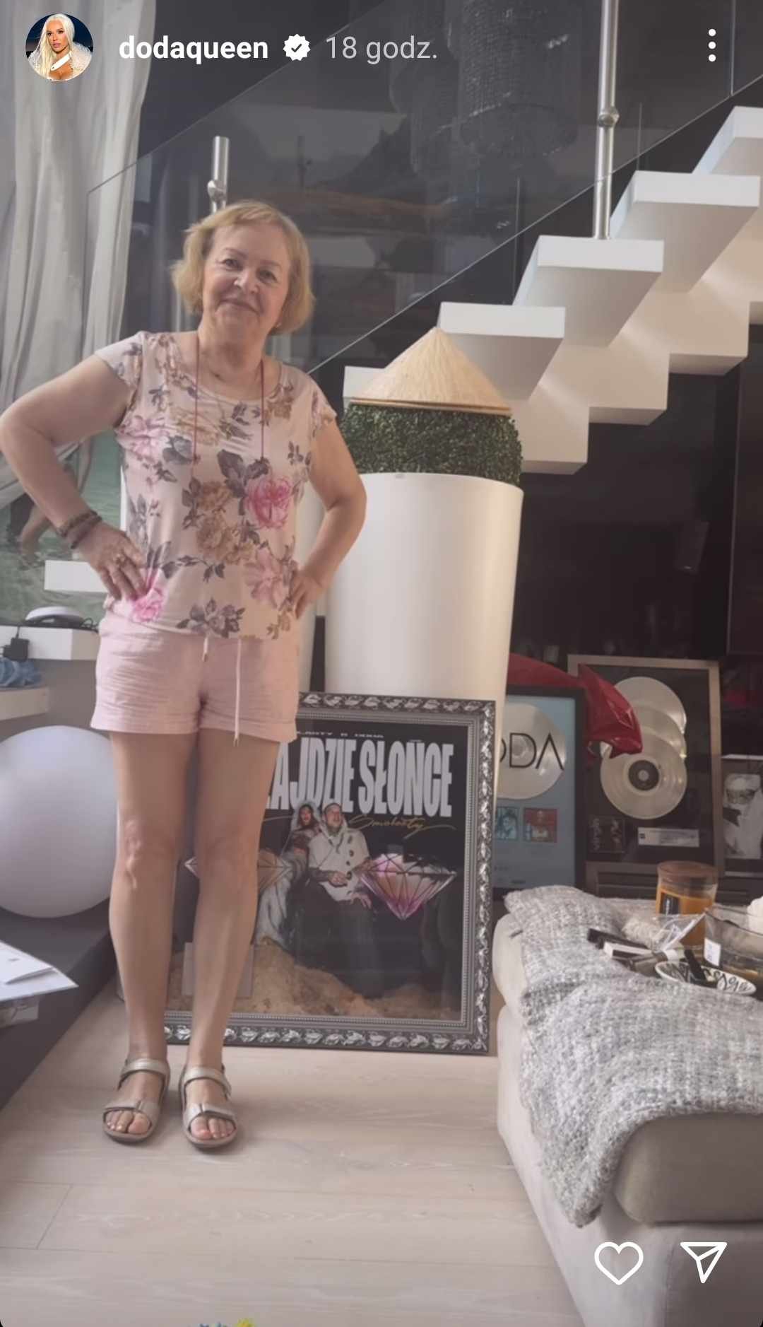 mama Dody stoi i pozuje