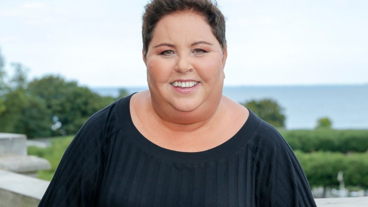Odmieniona Dorota Wellman w opiętej kiecce. Wygląda jak milion dolarów