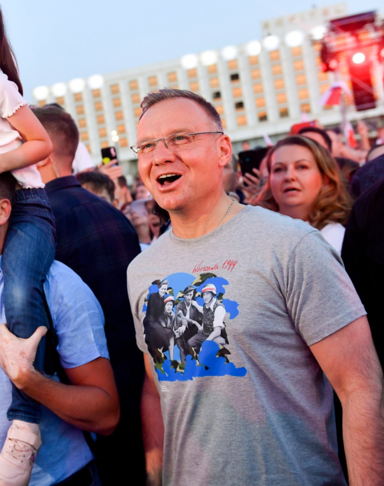 Andrzej Duda w szarym t-shircie na koncercie