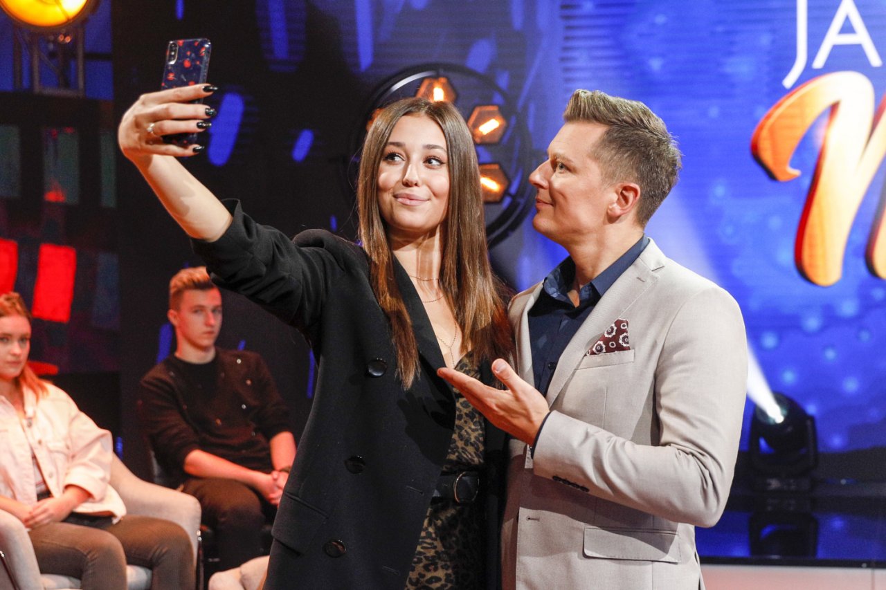 Izabella Krzan w czarnej sukience obok Rafała Brzozowskiego w marynarce