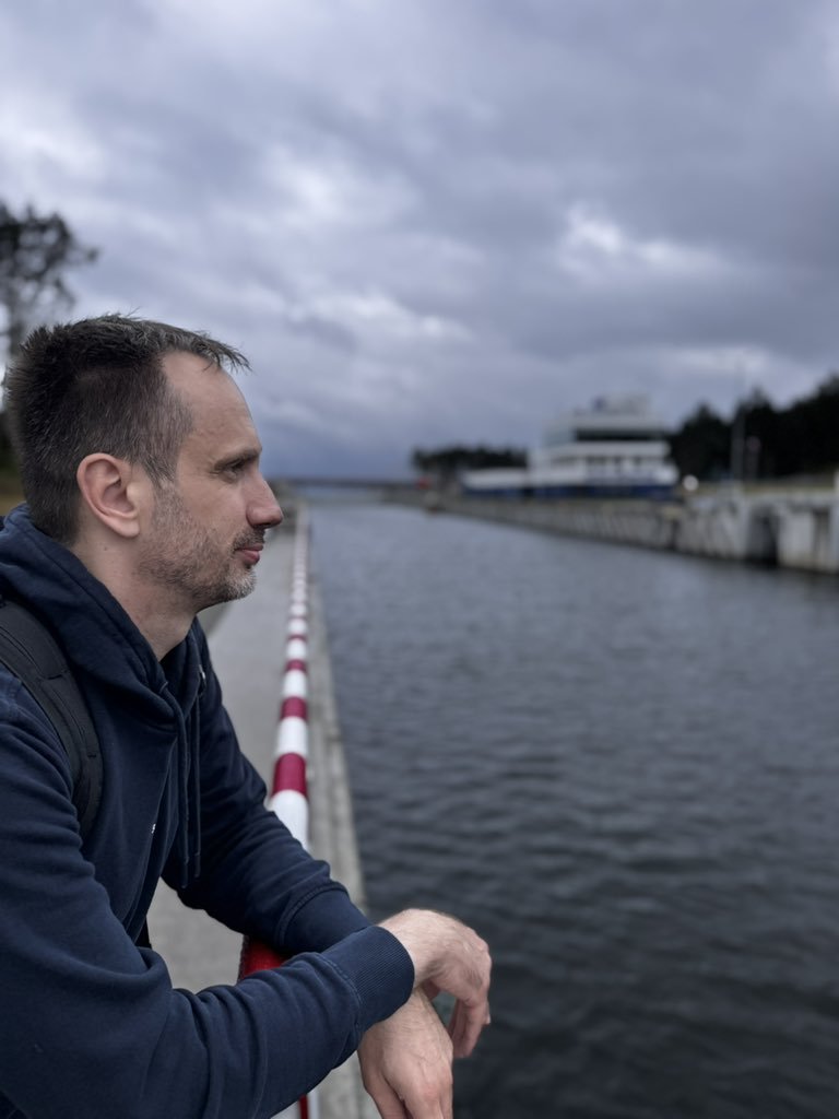 Janusz Kowalski zamyślony