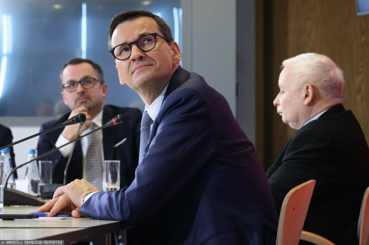 Marcin Horala, Jaroslaw Kaczynski, Mateusz Morawiecki siedzą