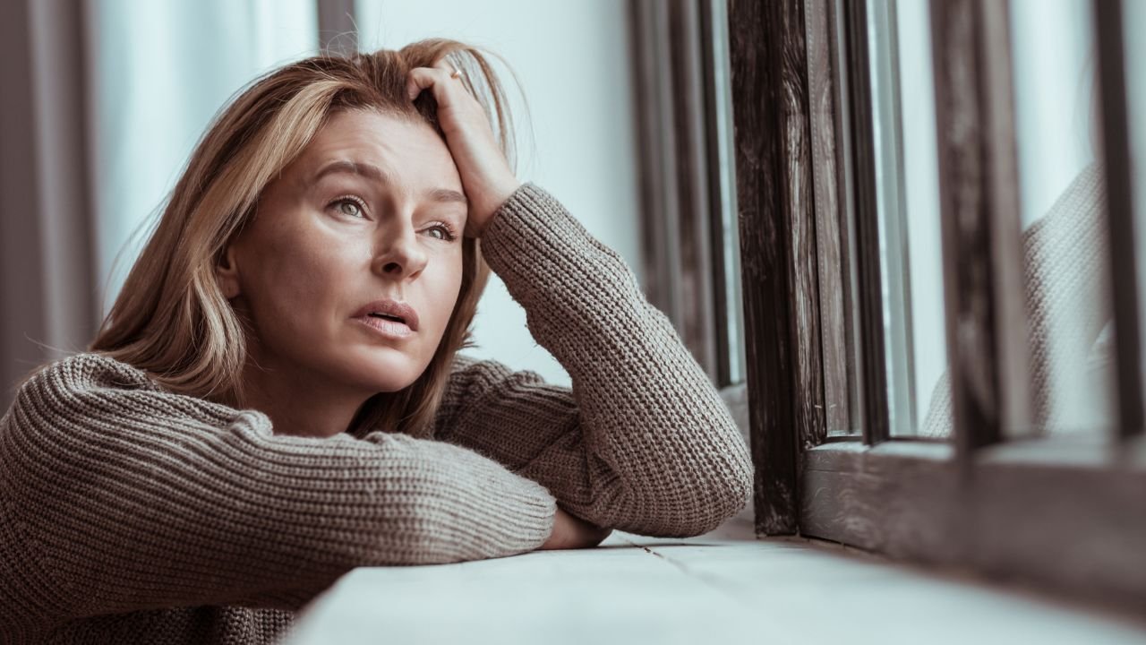 zbliżenie na twarz smutnej kobiety