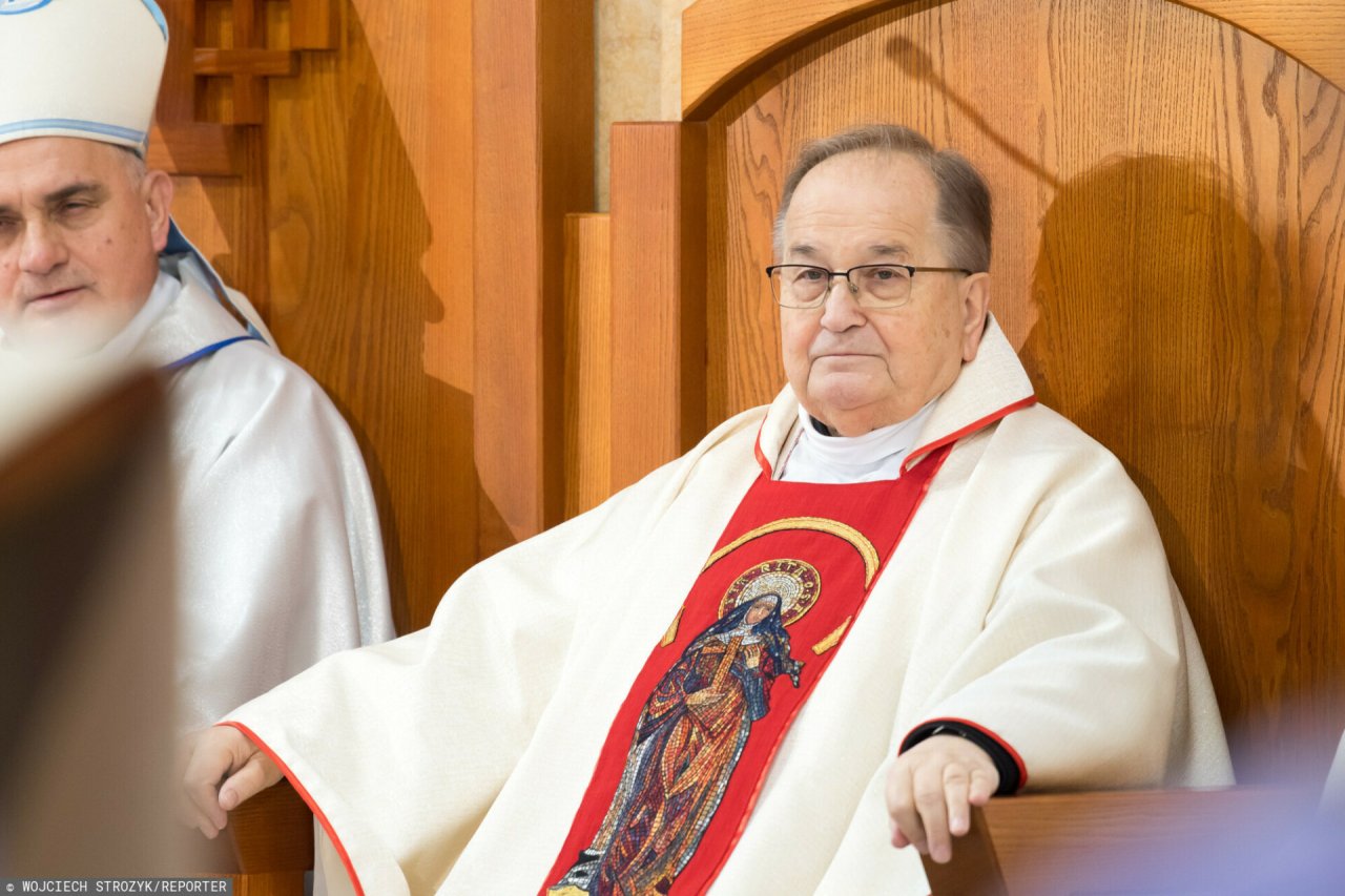 Ksiądz Tadeusz Rydzyk w okularach i szatach księdza