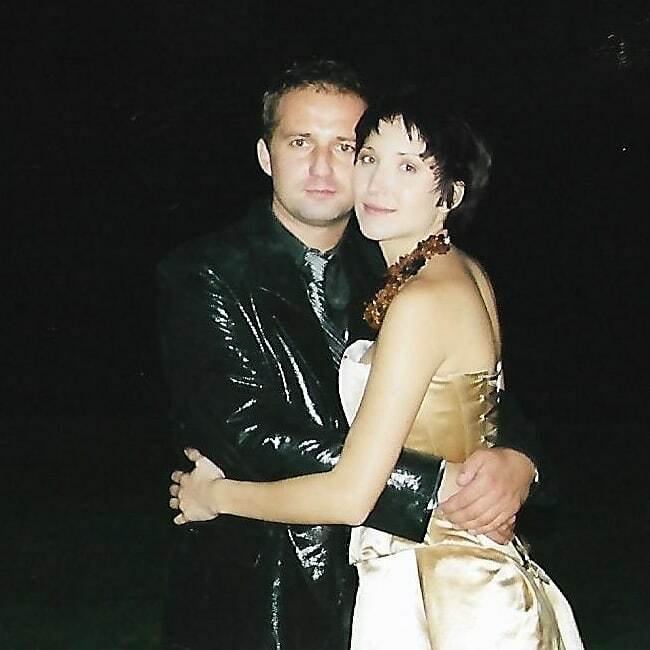 Magda Steczkowska z czarnymi włosami w beżowej sukni i Piotr Królik w błyszczącej czarnej marynarce w 2001