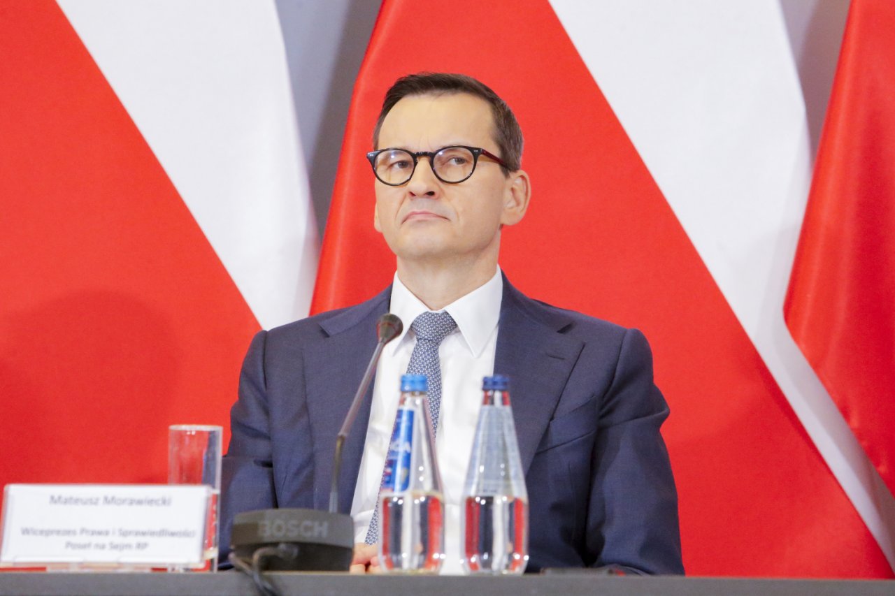 Mateusz Morawiecki w garniturze