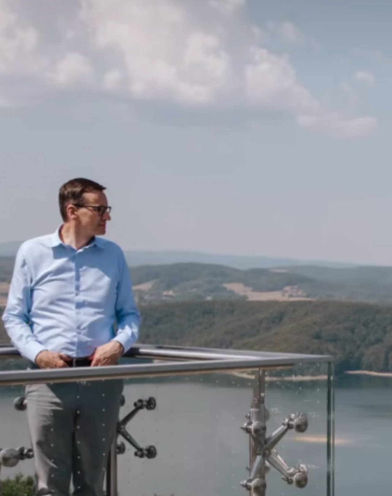 Mateusz Morawiecki w koszuli na tarasie widokowym nad Soliną