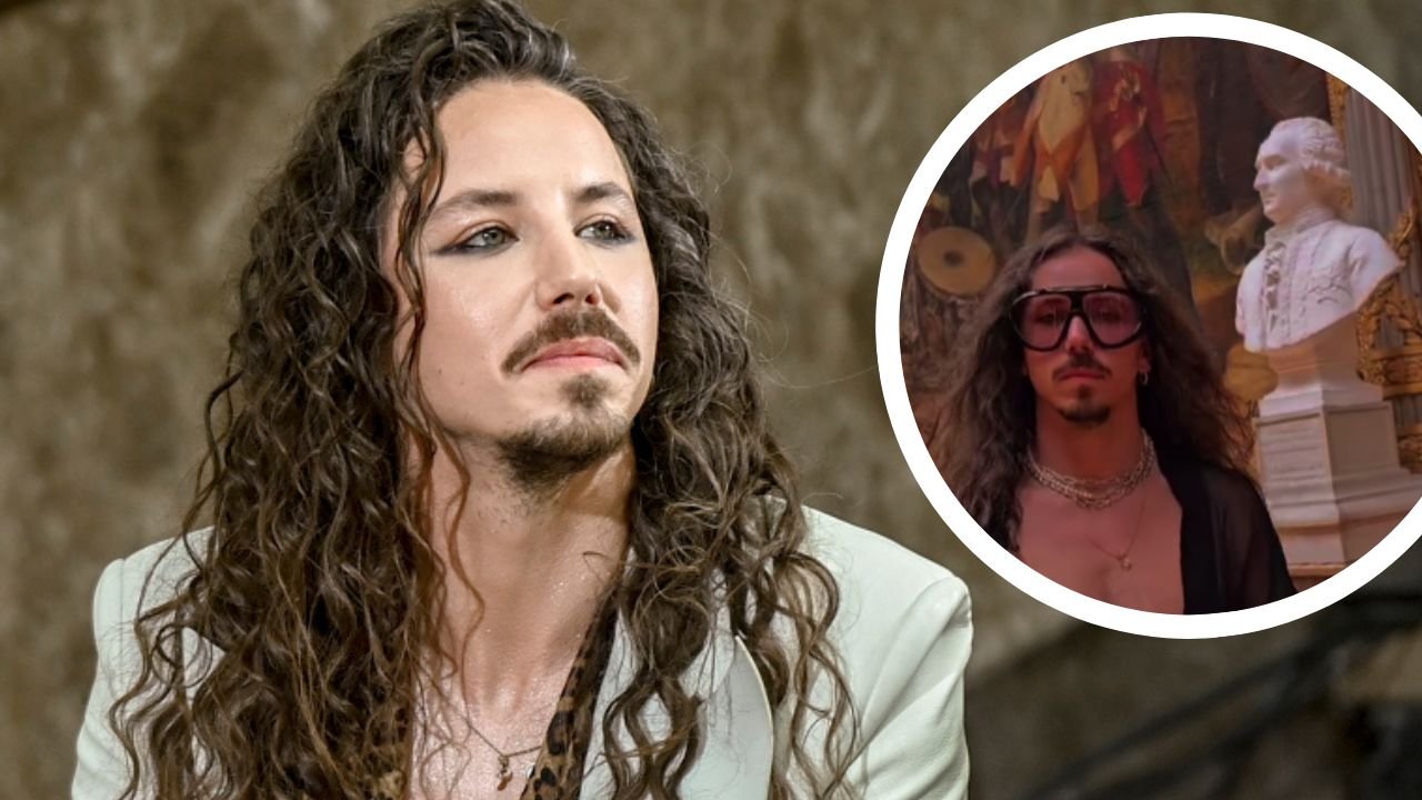 Michał Szpak kręci piruety w paryskim muzeum. Koszula w piórka i głęboki dekolt robią wrażenie