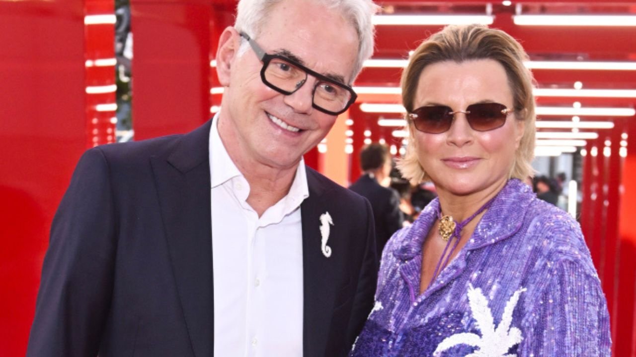 Monika Janowska w samej koszuli bez spodni. Świeciła cekinowymi szortami pod palemką