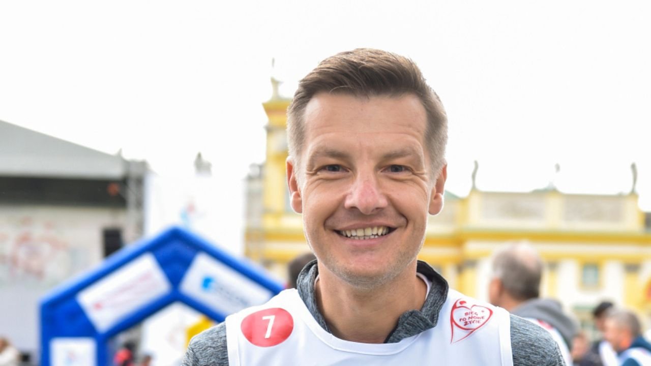 Mieszkania gwiazd: Rafał Mroczek relacjonuje postępy prac na budowie domu. Jest na bogato