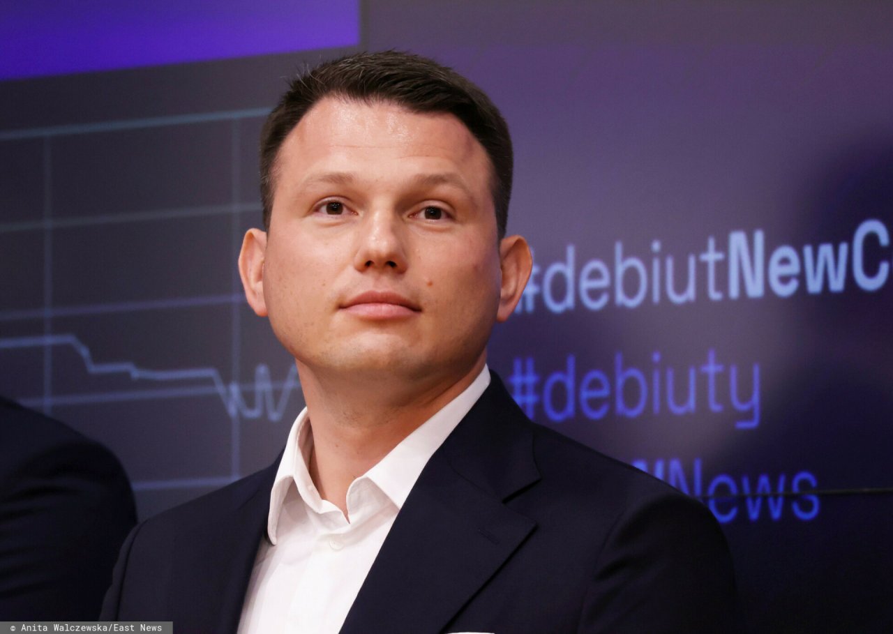Sławomir Mentzen w marynarce i białej koszuli