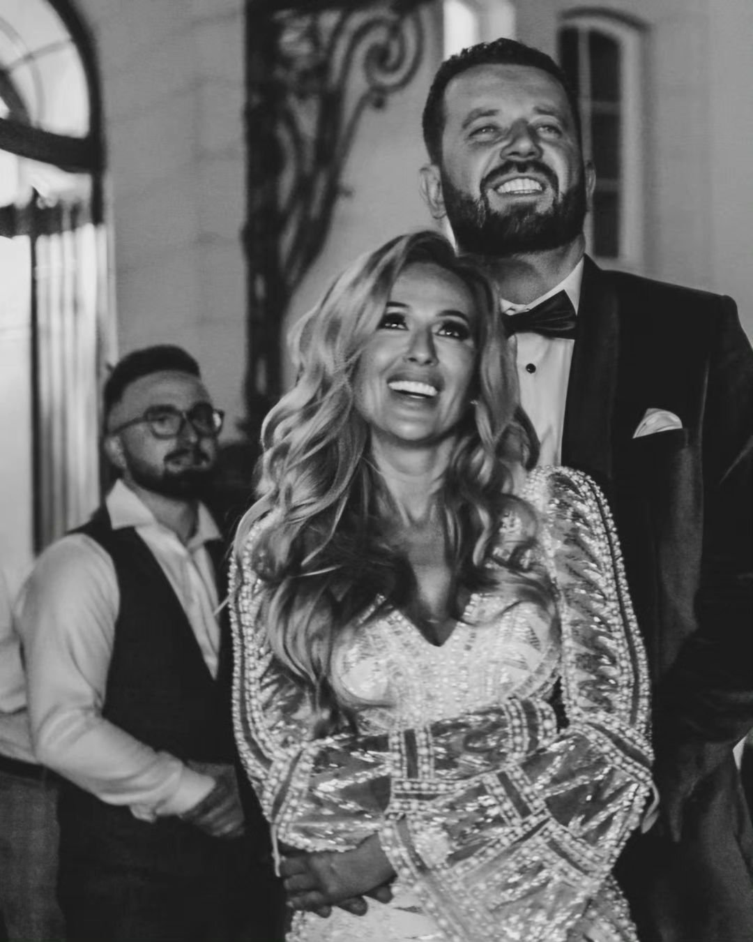 SYlwia Peretti z mężem i synem na czarno-białym zdjęciu