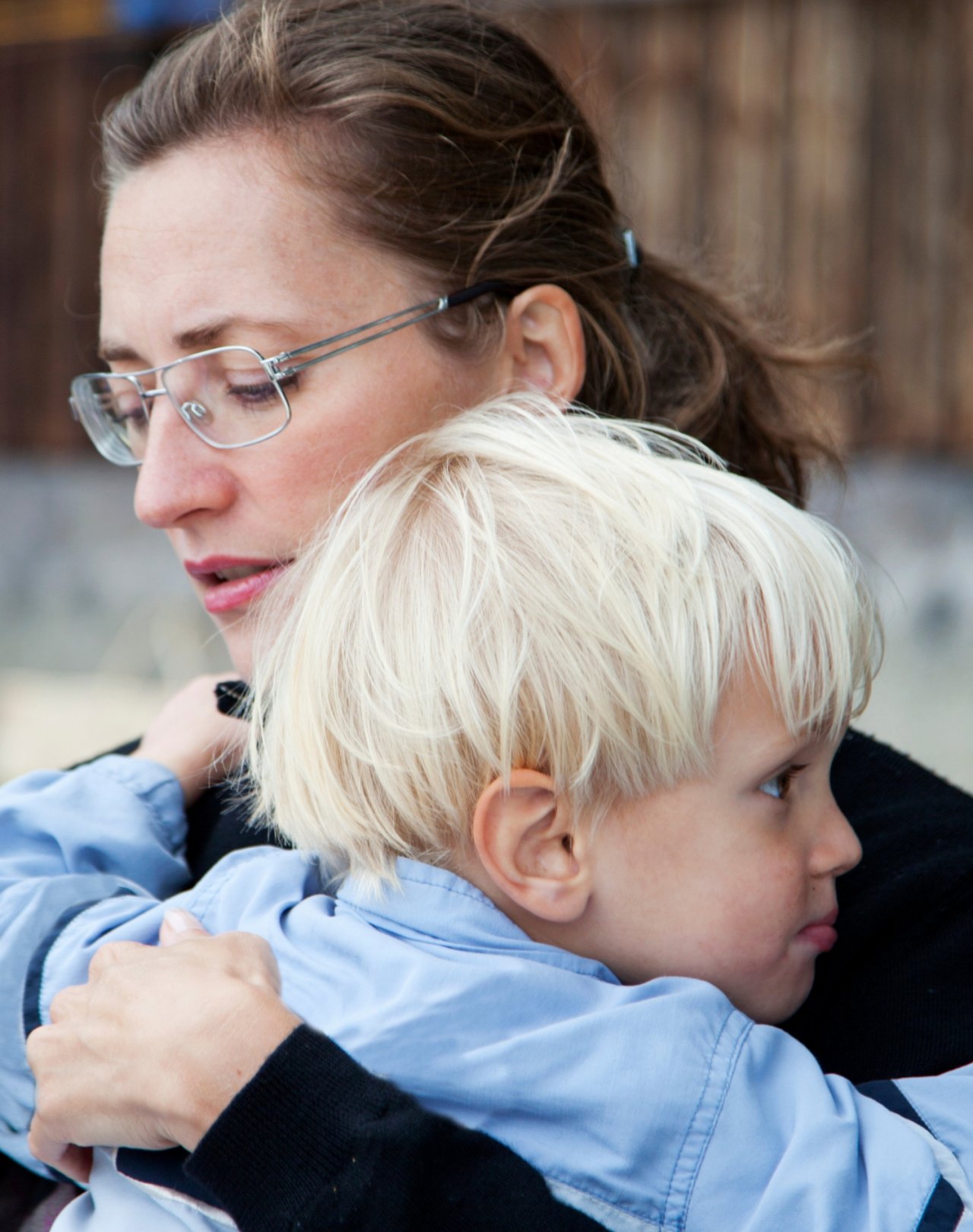 Zmęczona mama z dzieckiem na rękach