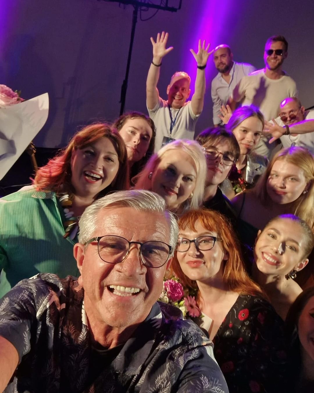 Zygmunt Chajzer obok muzyków w czasie festiwalu
