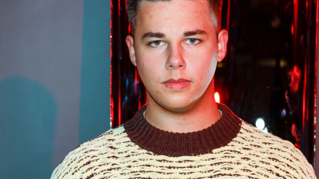 zbliżenie na twarz Allana Krupy