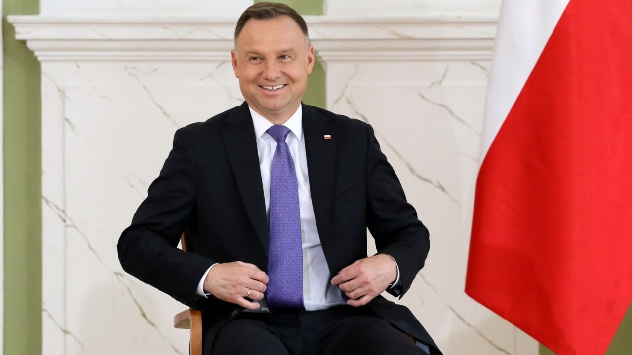 andrzej-duda uśmiechnięty siedzi