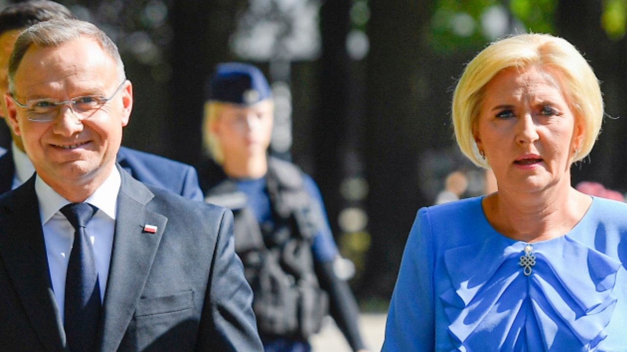 Agata wystrojona jak niezapominajka czytała "Kordiana". Urocza stylizacja w królewskich barwach