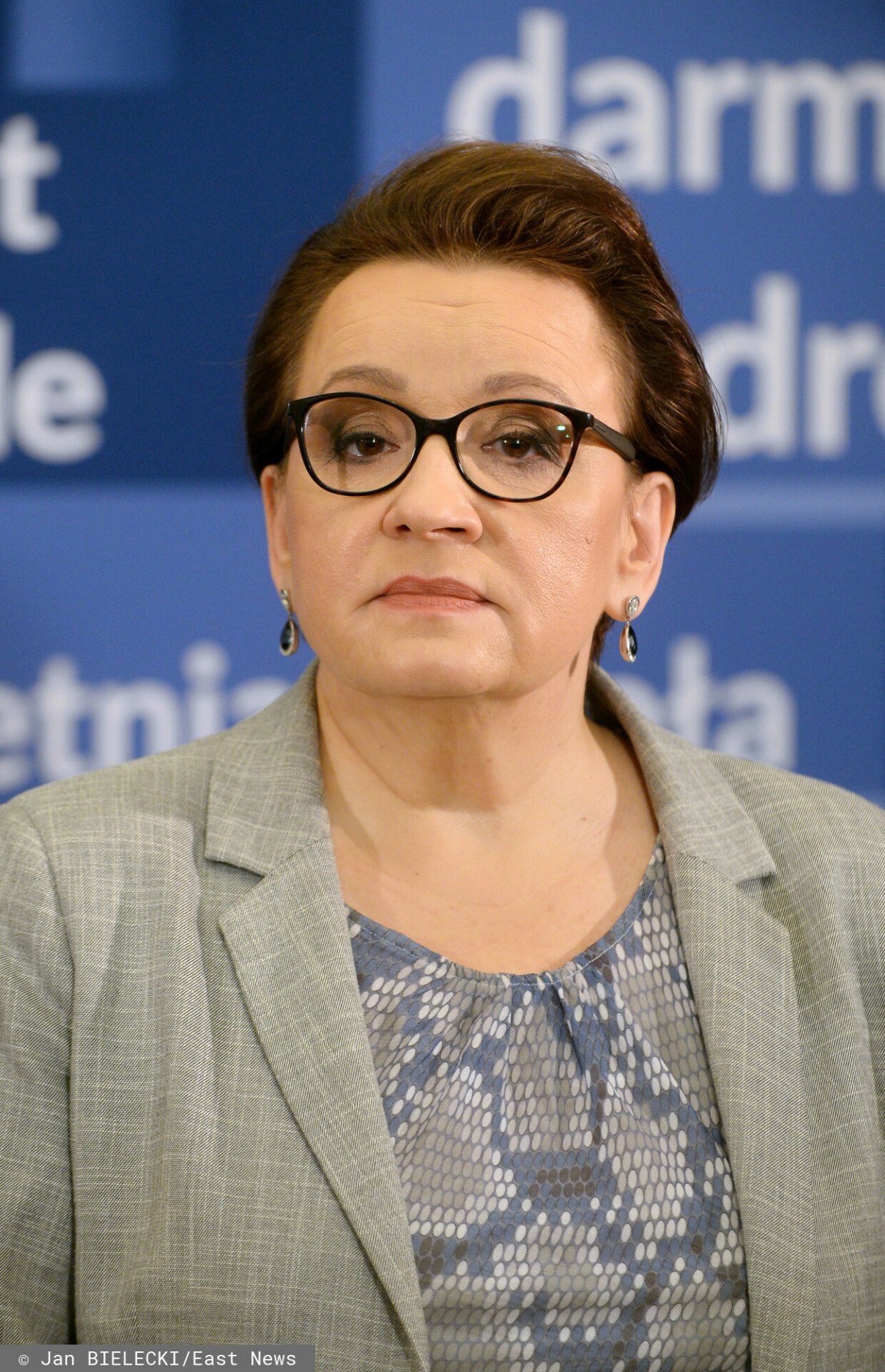 Anna Zalewska w beżowej marynarce