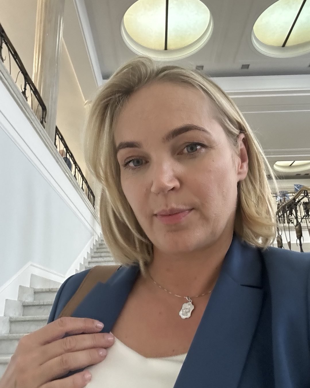 Dominika Chorosińska w niebieskiej marynarce