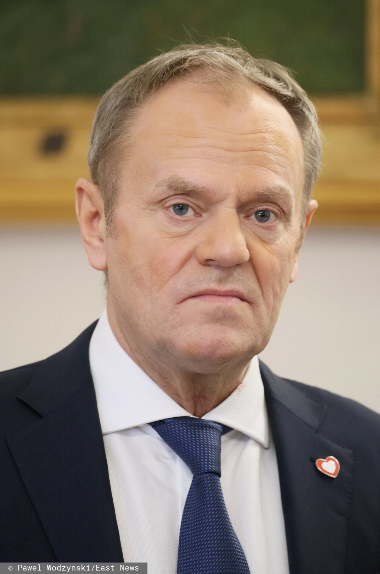Smutny Donald Tusk w garniturze
