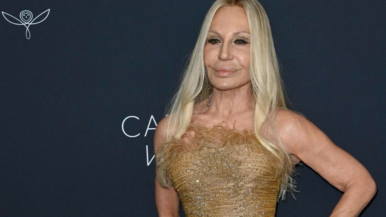 69-letnia Donatella Versace wskoczyła w obcisłą kieckę z piórami. Kompletnie do siebie niepodobna