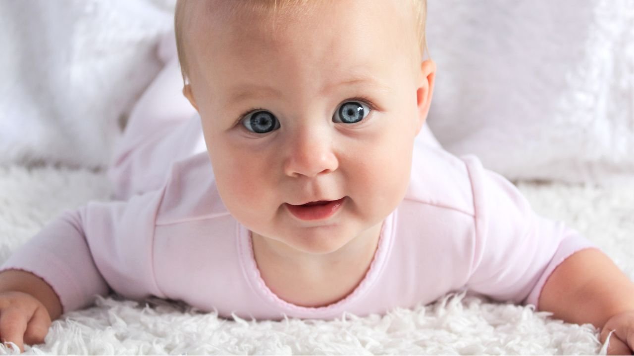 dziewczynka niemowlę na brzuchu