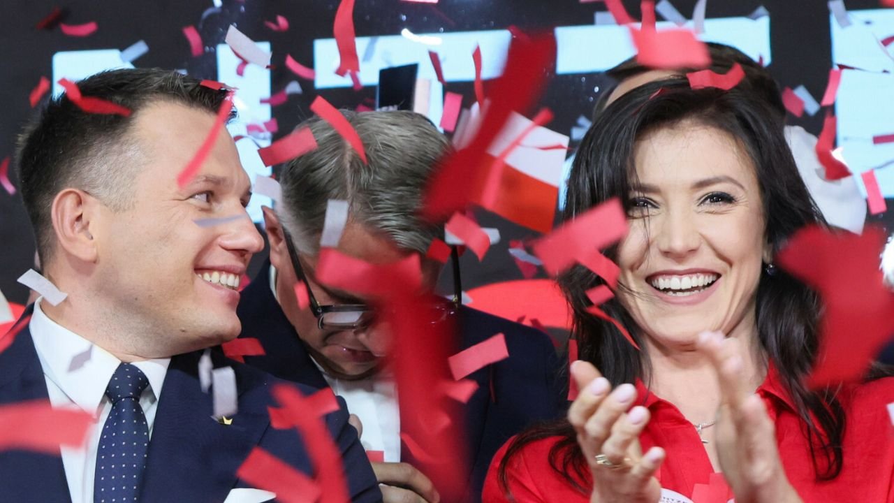 Piękna Ewa odsłoniła nogi do nieba w koszulowej kiecce. W czerwieni jej do twarzy