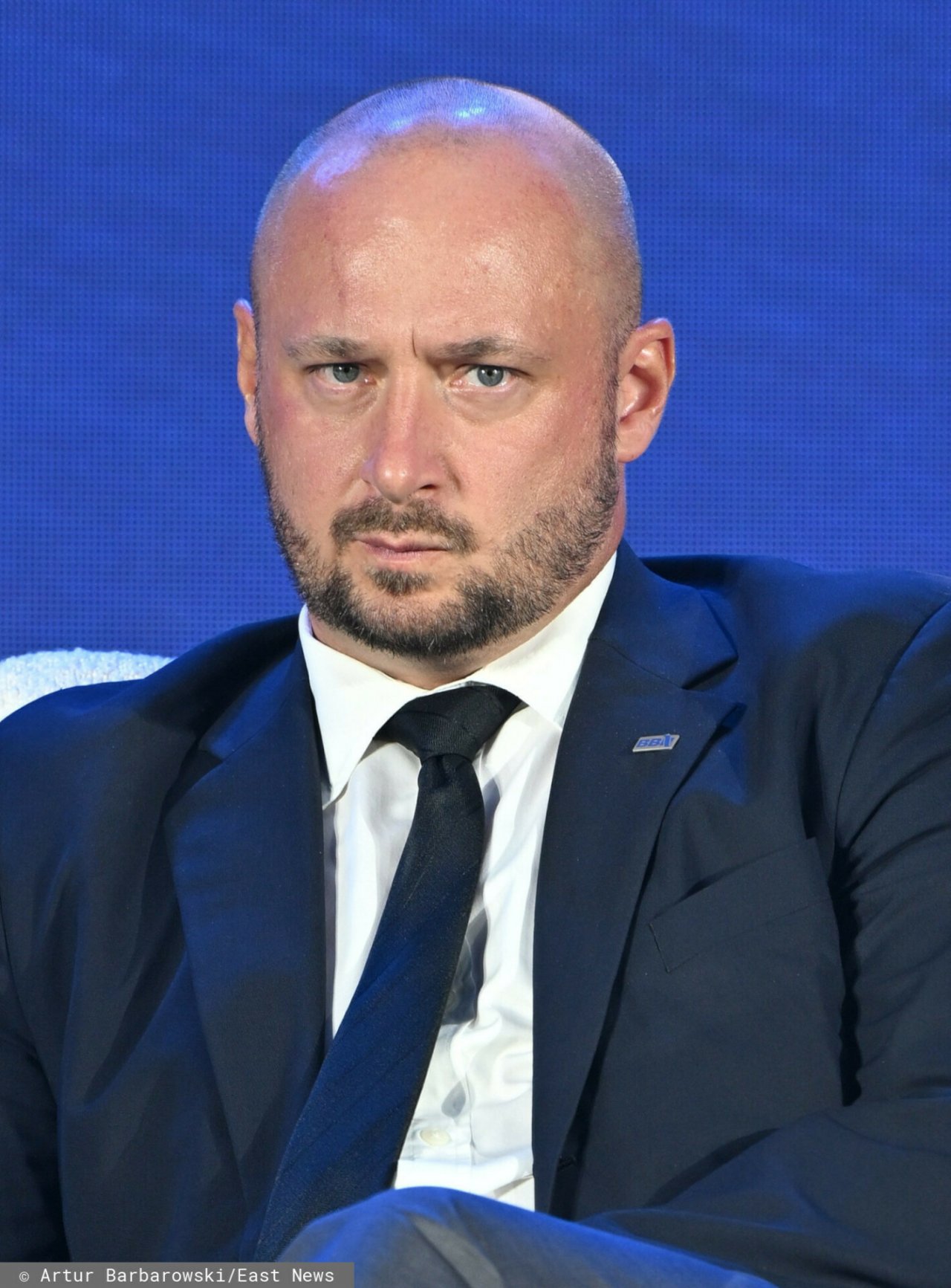 Jacek Siewiera w garniturze