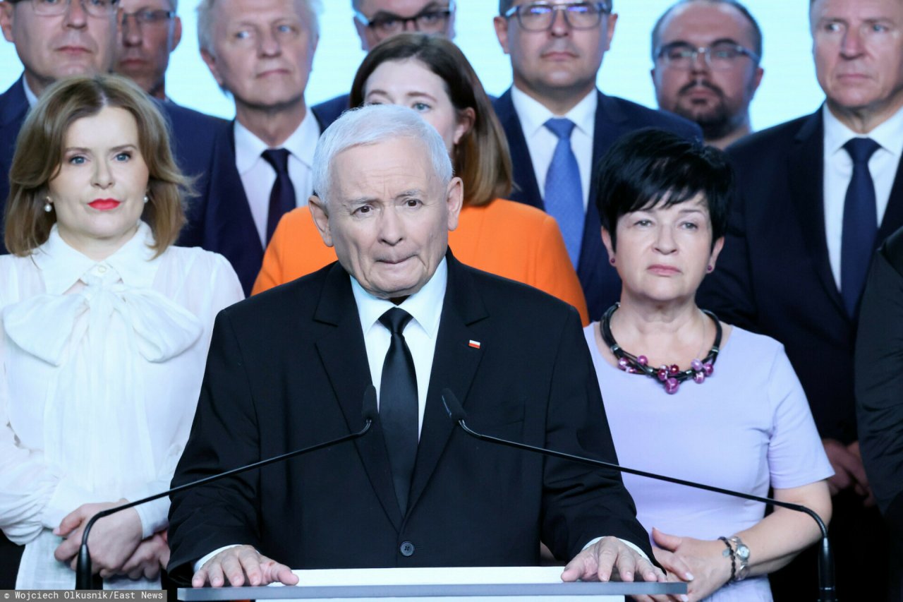 Jarosław Kaczyński w okularach i garniturze