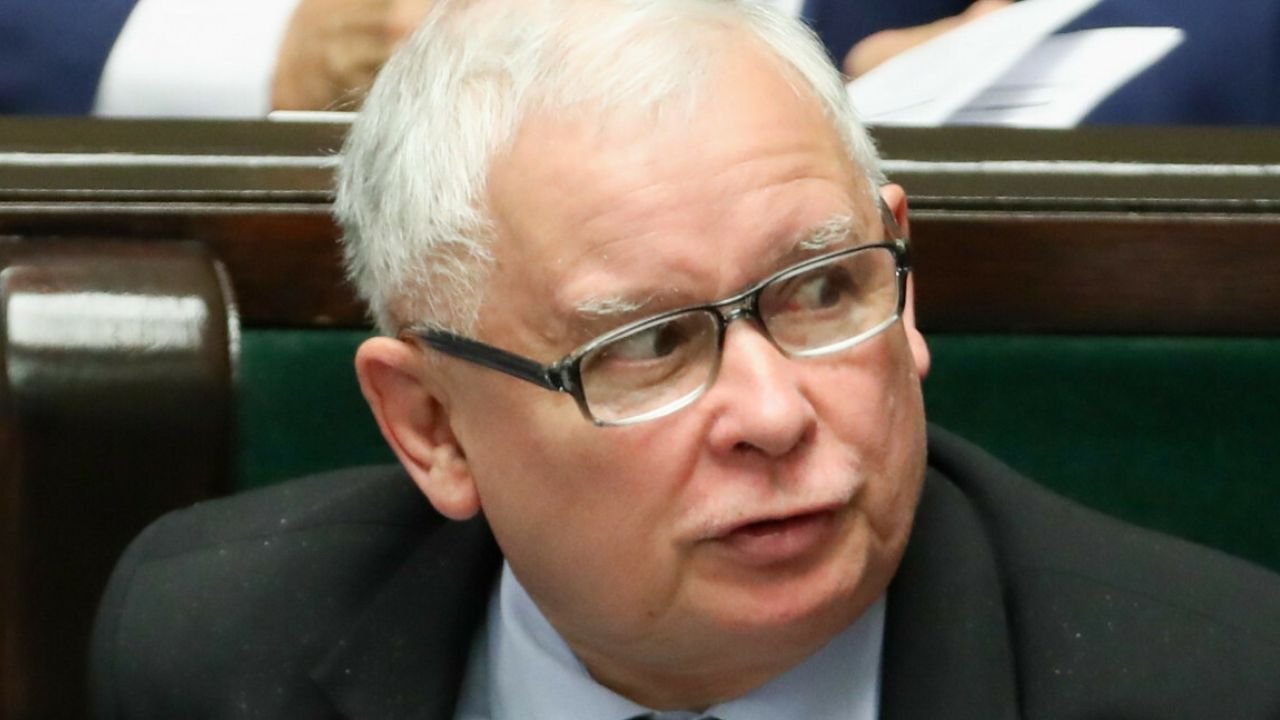 Jaruś chudnie w oczach. Nie sprzyjają mu "zapasy" na brzuchu [zdjęcia kiedyś i dzisiaj]